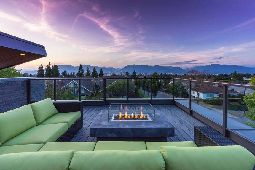 Rooftop Deck with a Fire Pit (28)